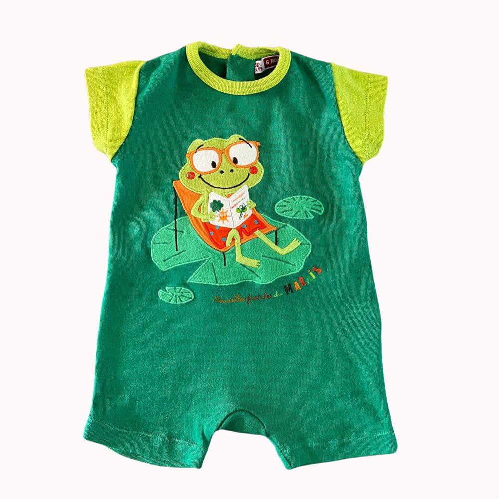Barboteuse verte à manches courtes DPAM, 6 mois, motif grenouille en train de lire sur un nénuphar, fermetures pressionnées et coton doux.