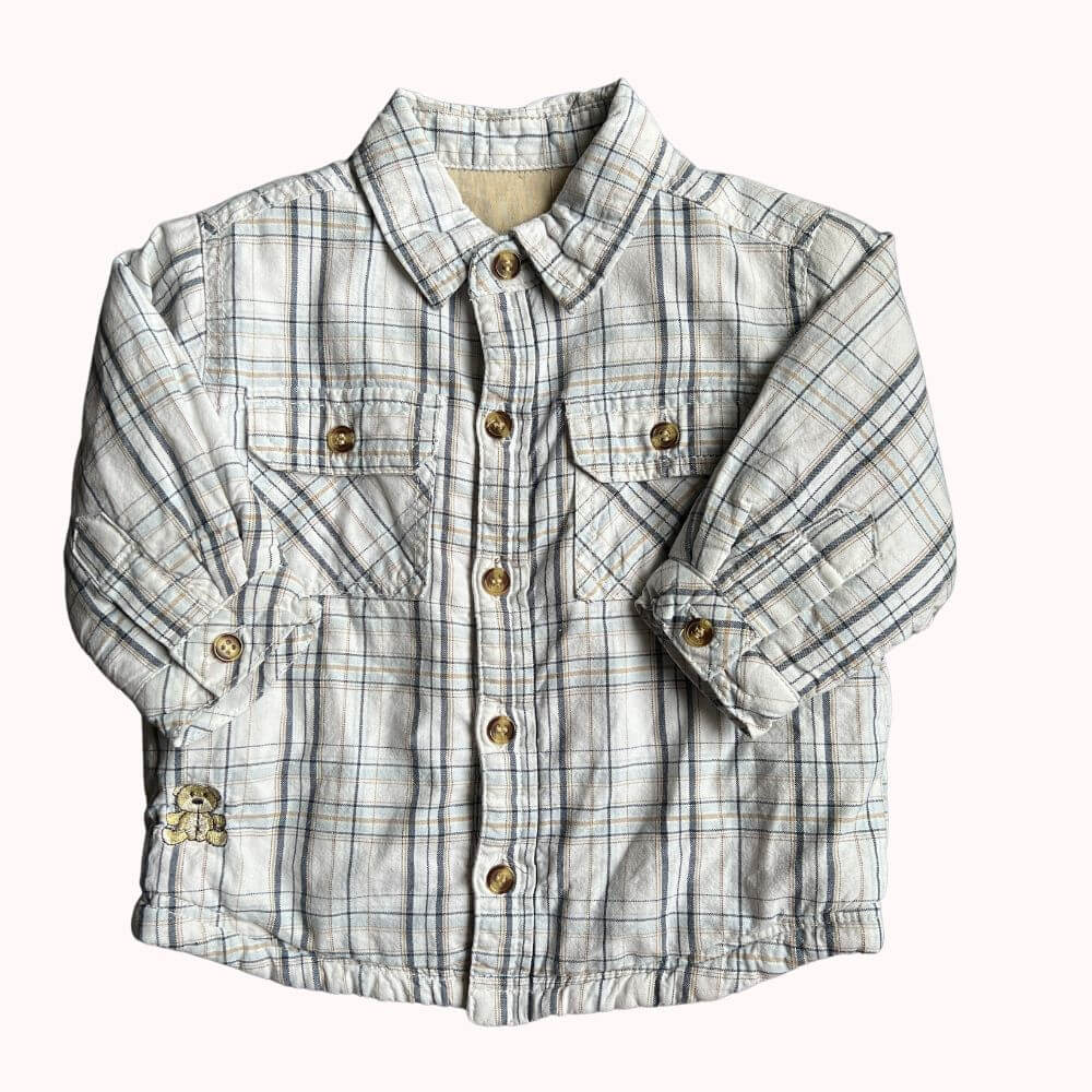 Chemise à carreaux pour enfant, chaude et doublée avec rembourrage matelassé, deux poches poitrine boutonnées, et broderie d’ourson.
