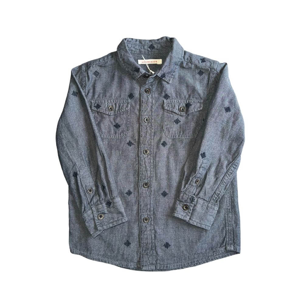 Chemise coupe classique grise avec petits motifs en forme de losanges brodés éparpillés , deux poches poitrine , boutons gris