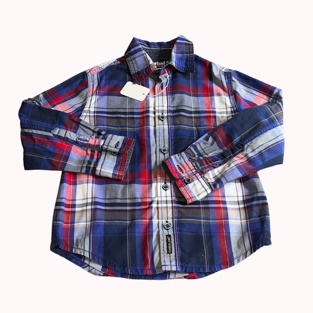 chemise classique à carreaux bleu rouge et blanc à dominance de bleu , boutons marque timbernland