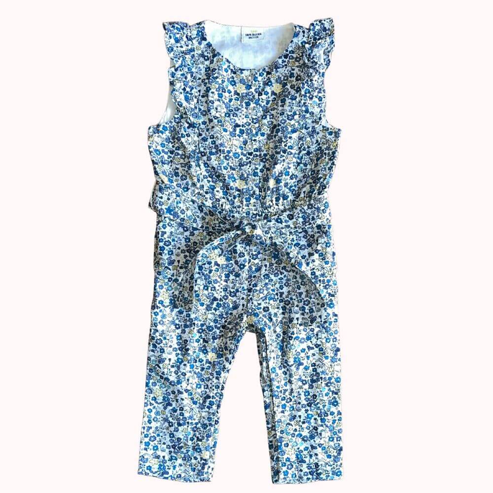 Combinaison d’été Tape à l’Œil, taille 9 mois, imprimé fleuri bleu et blanc, volants aux épaules et lien à nouer à la taille.