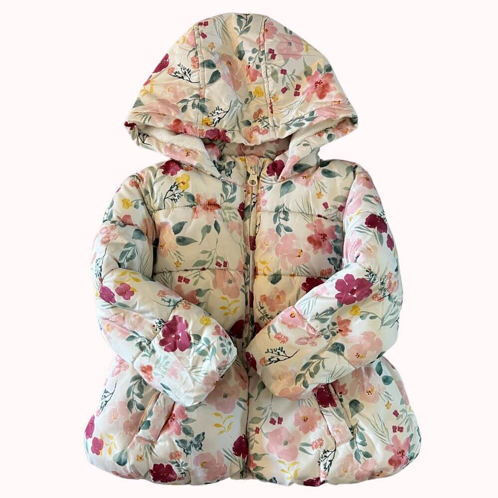 Doudoune pour enfant avec capuche, imprimé floral coloré sur fond clair, fermeture éclair sur le devant."