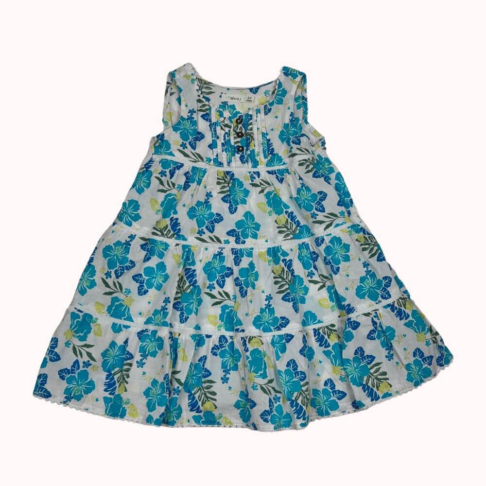 Robe d’été Sfera, imprimé fleurs bleues et vertes, coupe évasée à volants, sans manches, coton léger et agréable à porter.