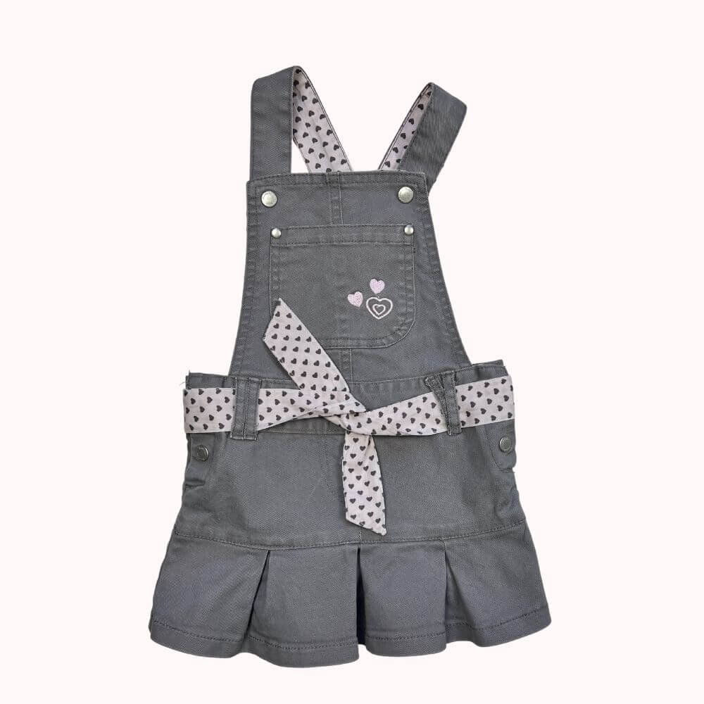 Robe salopette grise pour bébé, avec bretelles ajustables, poche brodée de cœurs, nœud imprimé et jupe plissée.