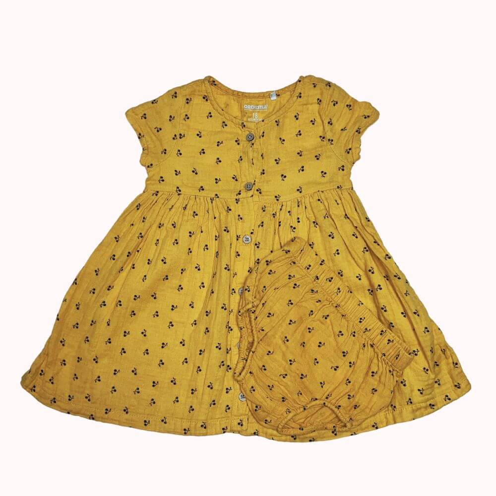 Robe Orchestra bébé fille 18 mois, gaze de coton jaune à motifs cerises, boutonnée sur toute la longueur, avec bloomer assorti.