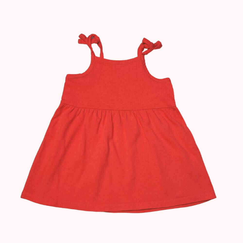 Robe rouge en coton bébé 3 mois, bretelles à nouer, coupe évasée et légère.