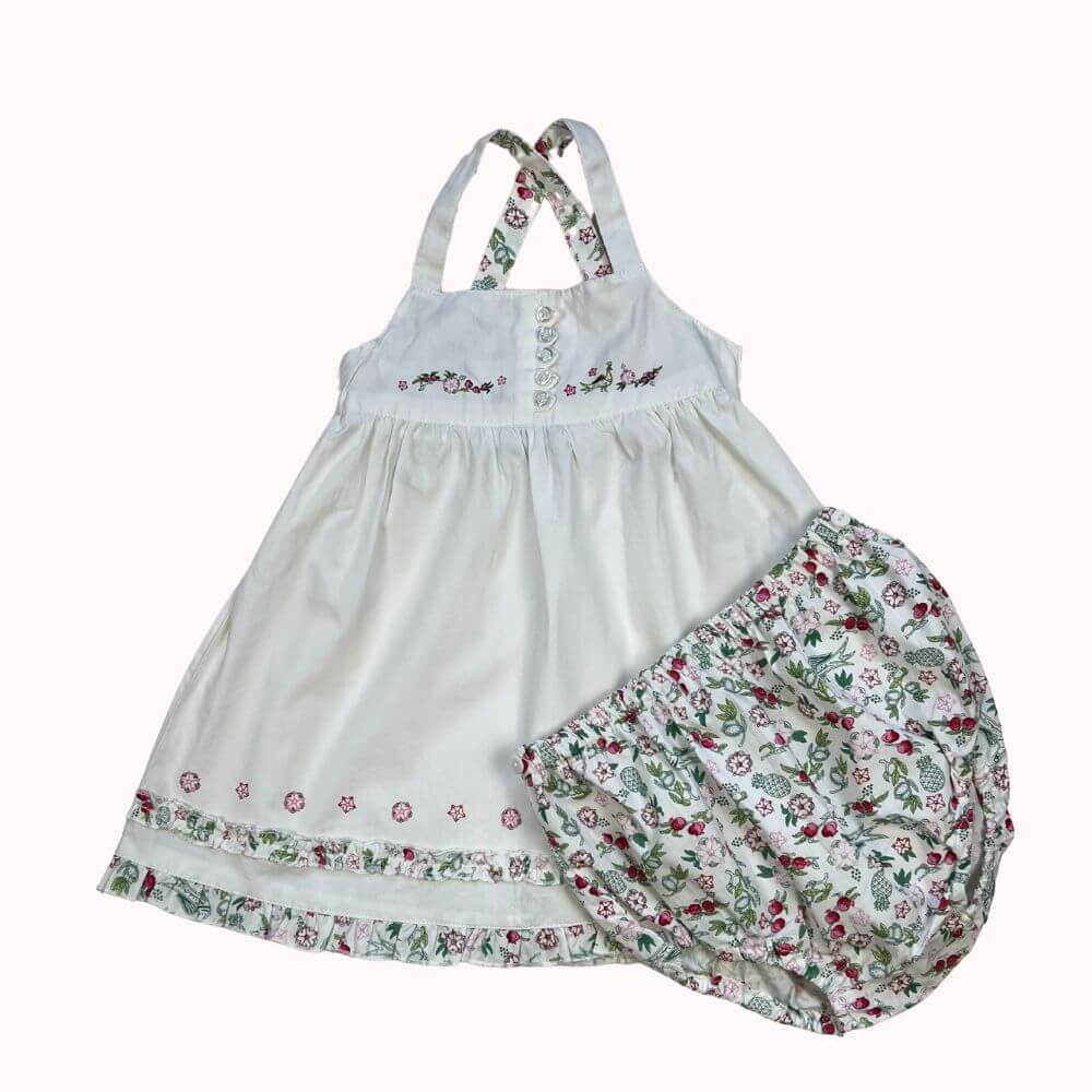 Robe écru brodée pour bébé 12 mois, avec bloomer assorti, bretelles croisées et détails fleuris, marque Sergent Major.
