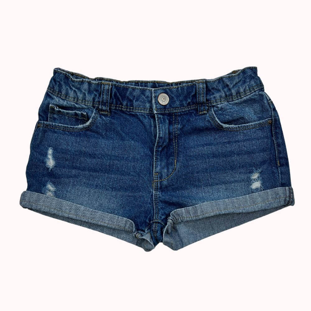 Short en jean Kiabi bleu effet usé avec revers et taille ajustable, coupe décontractée.