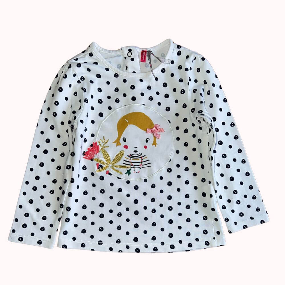 T-shirt blanc à pois noirs pour bébé 18 mois, avec motif brodé d’une petite fille entourée de fleurs et d’un oiseau.