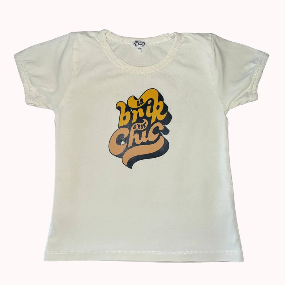 T-shirt enfant écru manches courtes avec message “La brik c’est chic”, taille 6 ans, vêtement enfant de seconde main.