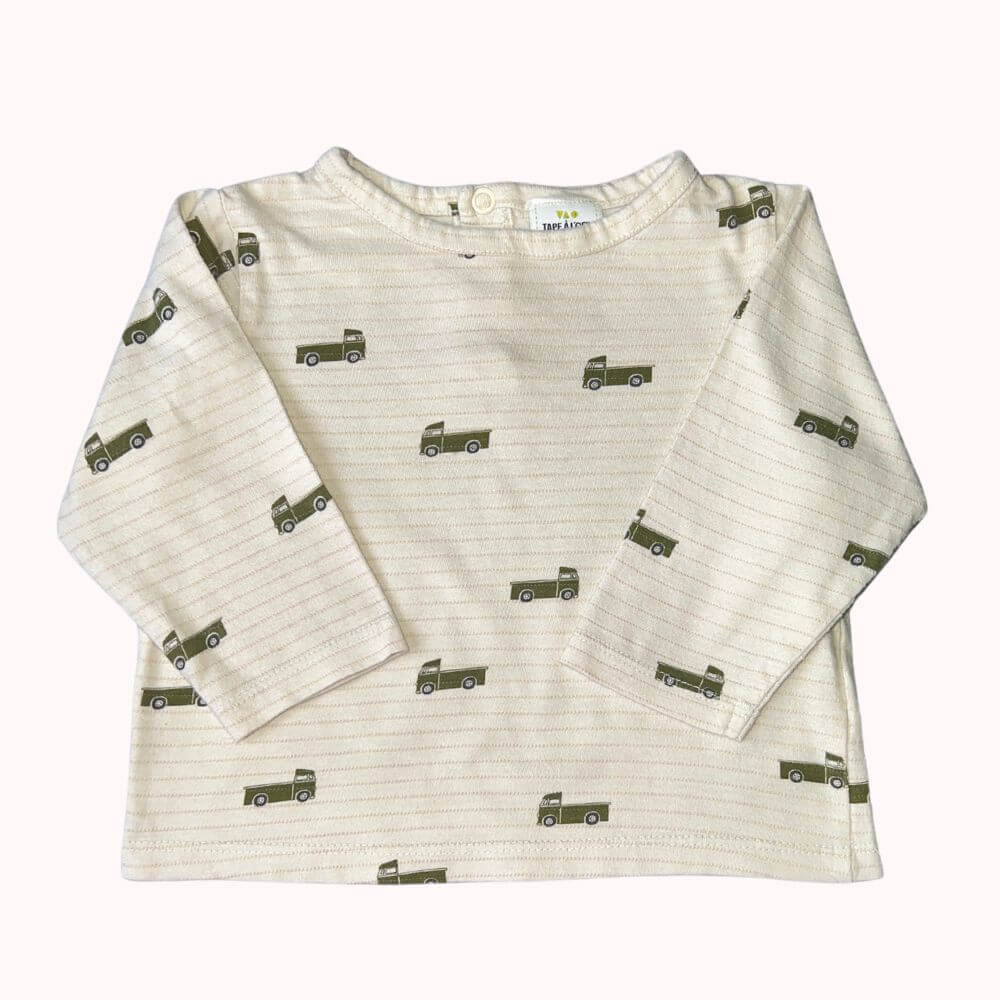 Tee-shirt manches longues crème à motifs de camions verts pour bébé 9 mois, de la marque Tape à l'Œil.