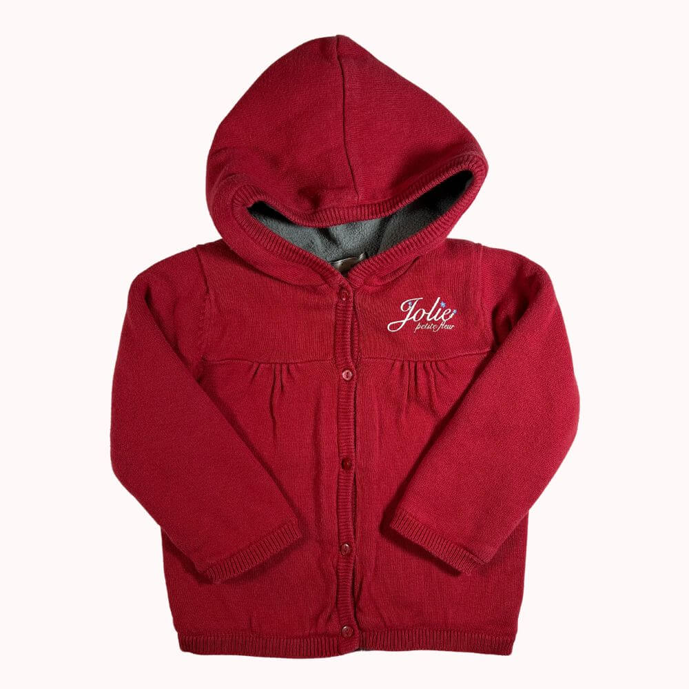 Veste bébé en maille rouge avec capuche doublée polaire, broderie "Jolie petite fleur" sur la poitrine, taille 12 mois.
