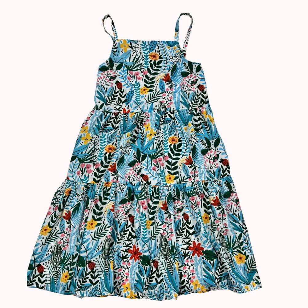 Robe d’été imprimé floral, tons bleus et verts avec touches colorées, coupe fluide à volants, bretelles fines, matière polyester légère et confortable.