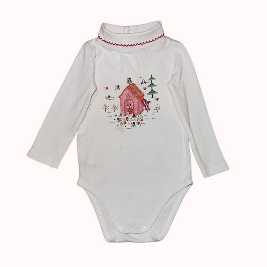  Body bébé blanc à manches longues avec col roulé et broderie d’une maisonnette rose entourée de petits animaux et fleurs.
