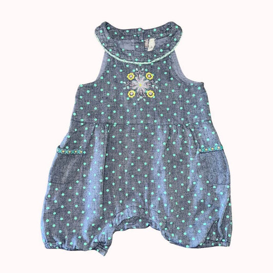  Barboteuse bébé en denim léger à pois turquoise, avec col volanté, broderies florales et poches décoratives, taille 12 mois.