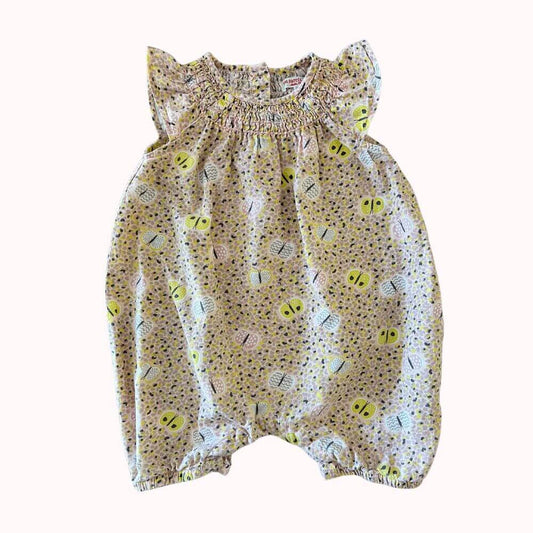 Barboteuse bébé à imprimé papillons dans les tons pastel, avec smocks au col et volants aux épaules, taille 18 mois, marque DPAM.