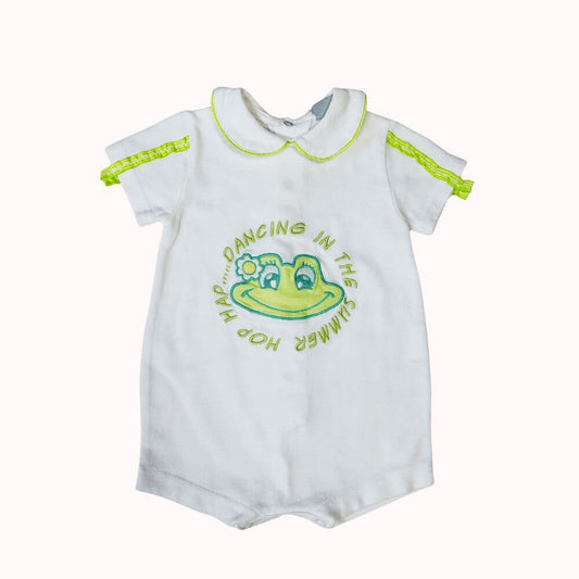  Barboteuse blanche avec col Claudine et détails verts, motif grenouille et inscription joyeuse, en taille 6 mois.