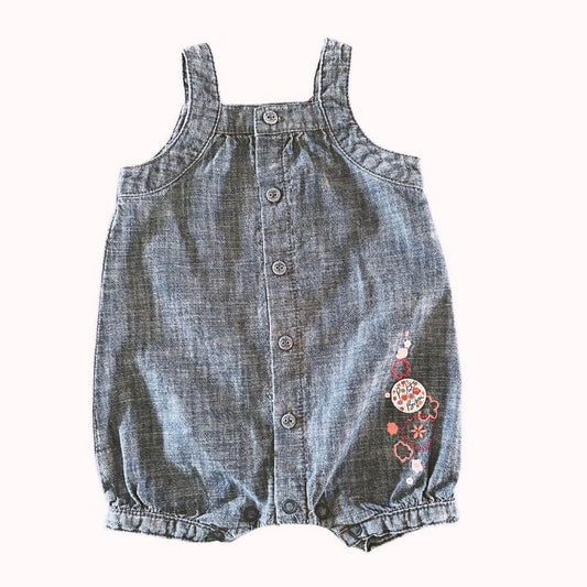 Barboteuse bébé en jean léger, bretelles larges, boutons sur le devant, broderie fleurie, marque P’tit Bisou, taille 1 mois.