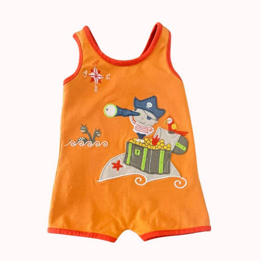 Barboteuse orange DPAM, 6 mois, motif pirate avec perroquet, trésor et lunette, bordures rouges et tissu coton doux.