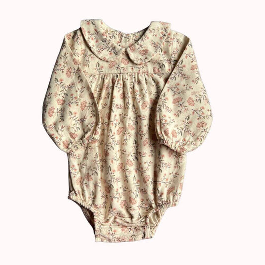 Barboteuse Verbaudet écru à fleurs, col Claudine et manches longues bouffantes, boutons pression, taille 6 mois.