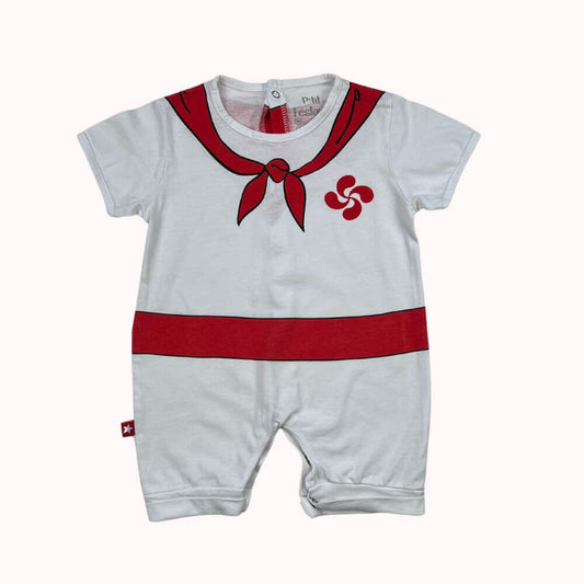 Barboteuse en coton blanc et rouge, imprimé festif basque, manches courtes, col rond et fermeture pressionnée, taille 9 mois.