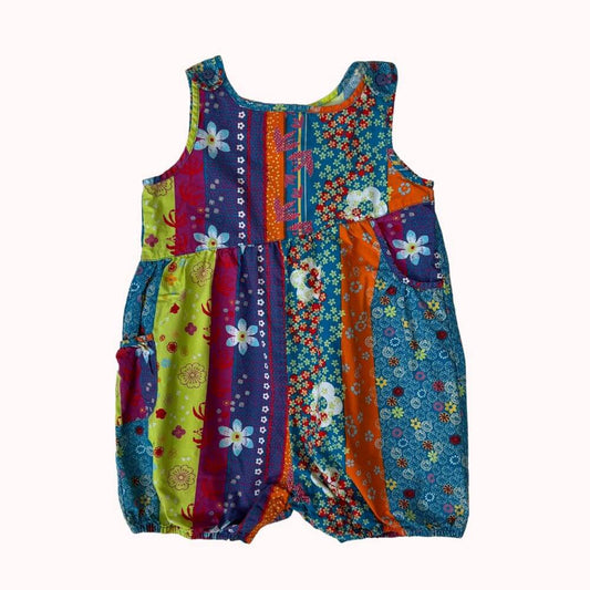 Barboteuse bébé DPAM, multicolore à imprimé patchwork fleuri, coupe ample, jambes élastiquées, fermeture à boutons et pressions, 18 mois.