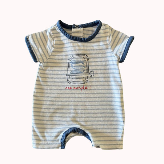  Barboteuse rayée bleu ciel et blanche Tape à l’œil, taille 1 mois, motif hublot avec texte "c’est complet !", pressions à l’entrejambe.