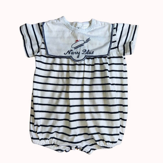 Barboteuse rayée bleu marine et blanche, avec col brodé "Navy Blue" et petit béret marin, pour bébé de 3 mois.