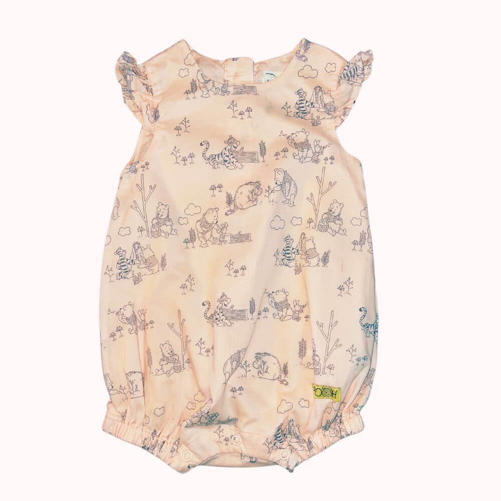 Barboteuse rose bébé à motifs Winnie l’Ourson, volants aux épaules, fermeture pressionnée, Disney, taille 3/6 mois.