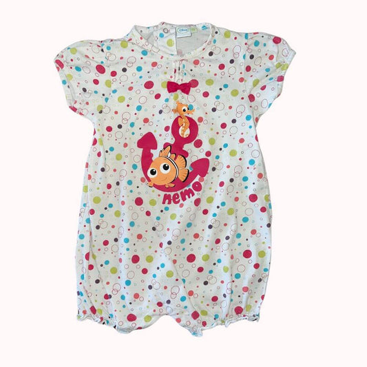 Barboteuse bébé blanche à pois multicolores avec motif Nemo, manches courtes, jambes bouffantes et petit nœud rose, taille 18 mois, marque Disney.