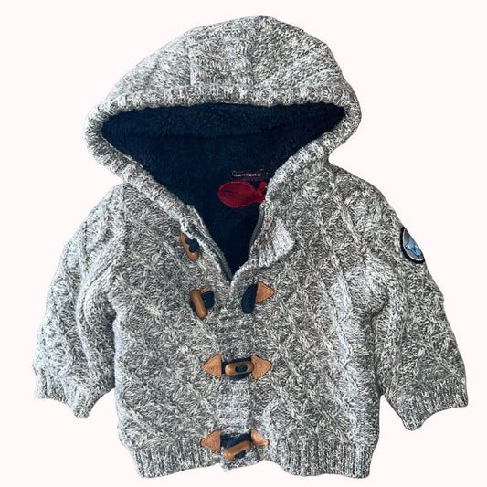  blouson tricoté gris à capuche avec brandebourgs en bois, doublure chaude, taille 3 mois.