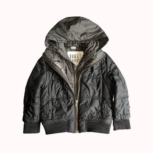 blouson garçon noir à capuche IKKS 6 ans, inscription “Take it easy that’s OK” au dos, matelassé et doublé, idéal mi-saison et hiver