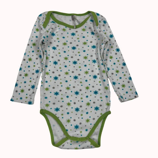 Body manches longues Orchestra, blanc avec imprimé étoiles bleues et vertes, bordures vertes, fermeture pressionnée à l’entrejambe.