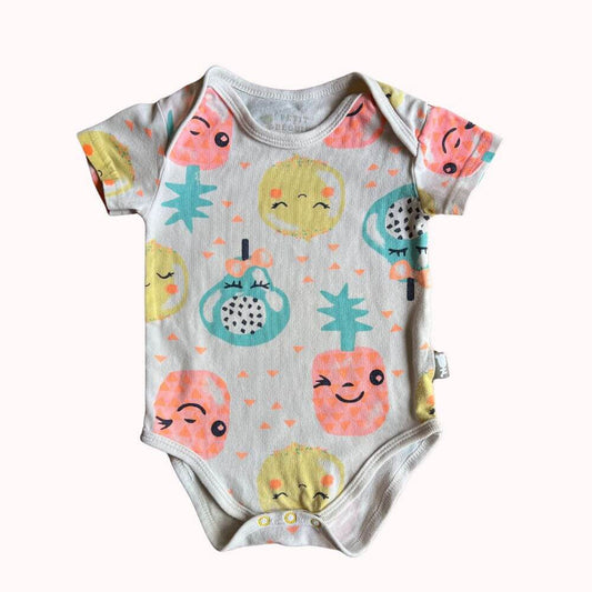  Body bébé manches courtes Petit Béguin, fond blanc avec motifs fruits colorés et souriants, taille 6 mois.