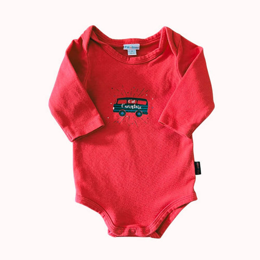: Body rouge bébé 1 mois P’tit Bisou avec motif van et texte "Let's adventure".