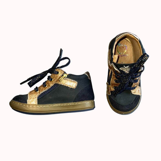  paire de bottillons Pom d’Api pour enfant, en cuir bleu nuit et doré, avec lacets et fermeture zippée.