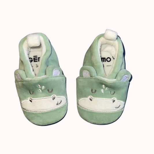 Chaussons bébé verts à motif hippopotame avec col élastiqué, confection souple, doublure en polyester recyclé et dessous anti-dérapants, en très bon état.
