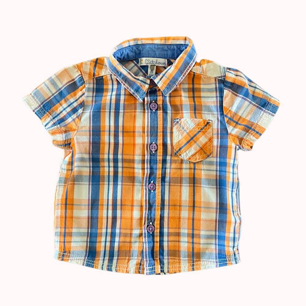 Chemise bébé 6 mois à manches courtes, motifs à carreaux orange, bleu et beige, col classique, poche poitrine, marque Kitchoun.