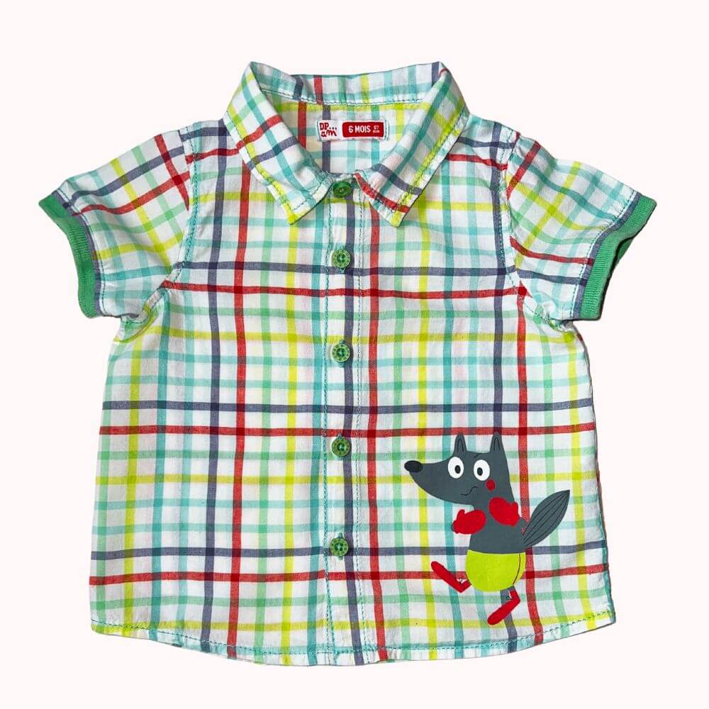 Chemise bébé DPAM 6 mois à carreaux multicolores, avec motif loup rouge et gris, manches courtes et boutons verts.