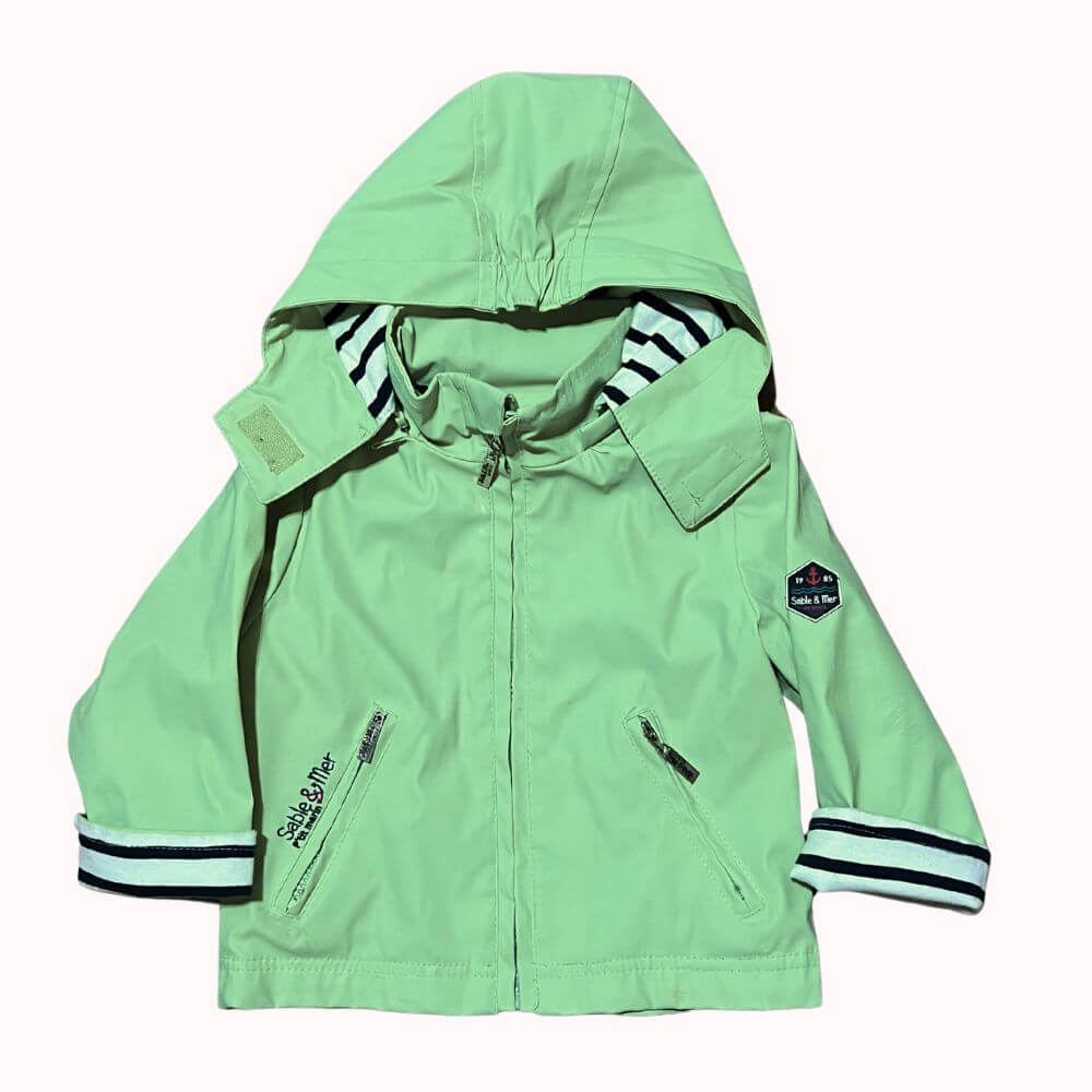 Ciré vert à capuche Sable &amp; Mer pour bébé de 12 mois avec motifs au dos, manteau imperméable de seconde main.