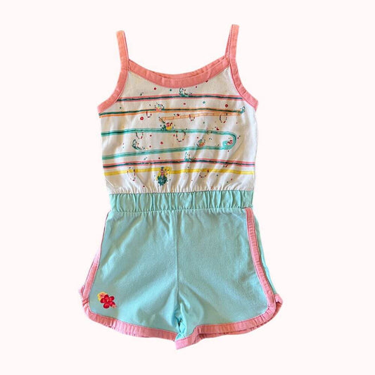 Combi-short à bretelles pour enfant, haut blanc à rayures colorées, short bleu ciel bordé de rose, taille élastiquée, tissu léger et confortable.