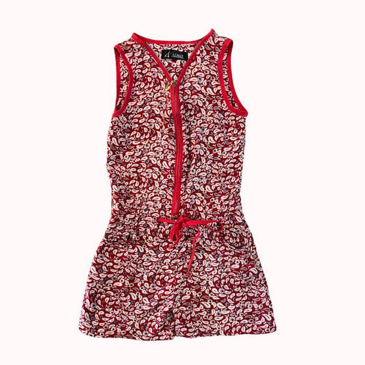 Combi-short fille 8 ans sans manches, imprimé rouge et blanc, fermeture éclair devant et cordon à la taille.