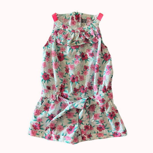  Combi-short fille 3 ans à motifs fleuris roses et verts de la marque Tape à l'œil, avec col volanté, fermeture zippée au dos et nœud décoratif à la taille.