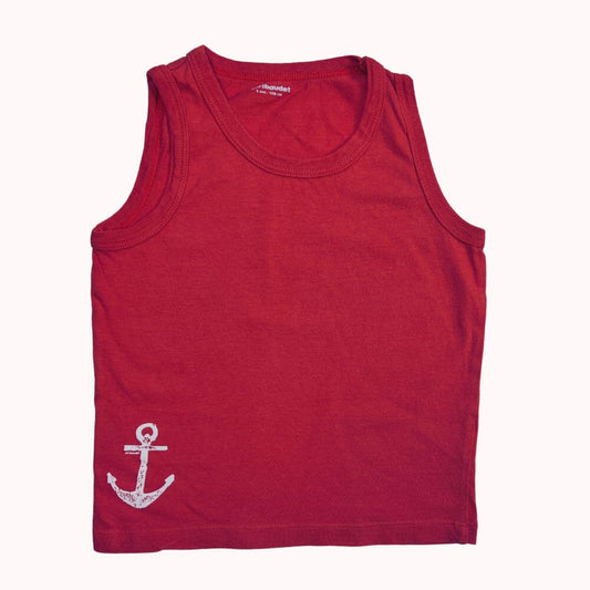 Débardeur rouge sans manches pour enfant, imprimé avec une petite ancre blanche sur le bas, coupe simple et confortable en coton doux.