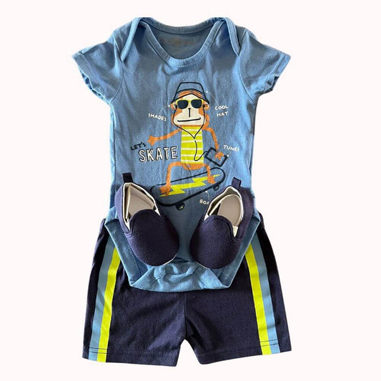 Ensemble bébé 3 pièces : body bleu imprimé singe skateur, short marine à bandes vertes, chaussons souples, taille 6/9 mois.