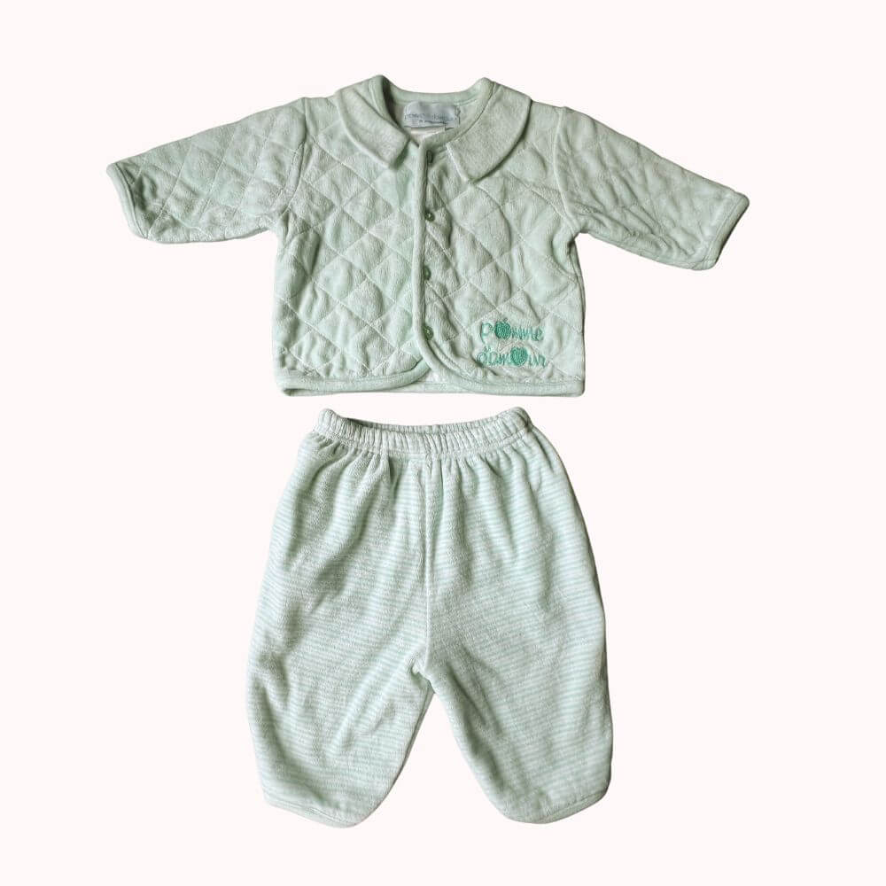 Ensemble deux pièces chaud et épais pour bébé en éponge vert pastel "Pomme d'Amour", taille 3 mois, comprenant un gilet matelassé à boutons et un pantalon douillet.