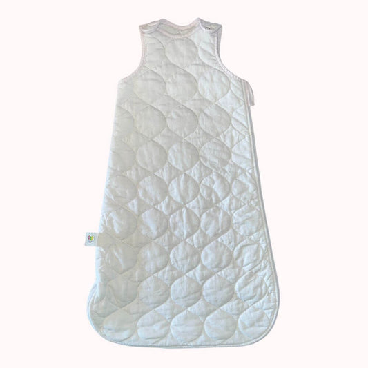 Gigoteuse blanche en coton matelassé pour bébé 0-6 mois de la marque 1000 Premiers Jours, fermeture par pressions et zip.