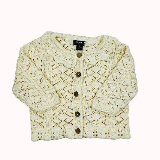 Gilet en tricot ajouré écru, manches longues, boutons effet bois, col arrondi, matière douce et confortable.