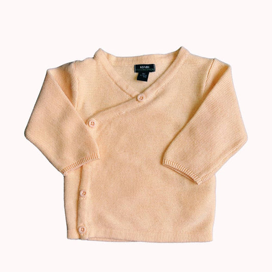  Gilet cache-cœur rose pastel en maille fine, manches longues, fermeture boutonnée latérale, taille 6 mois.