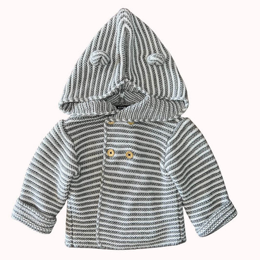  gilet tricoté rayé gris et blanc avec capuche à oreilles, marque Kiabi, taille 6 mois.